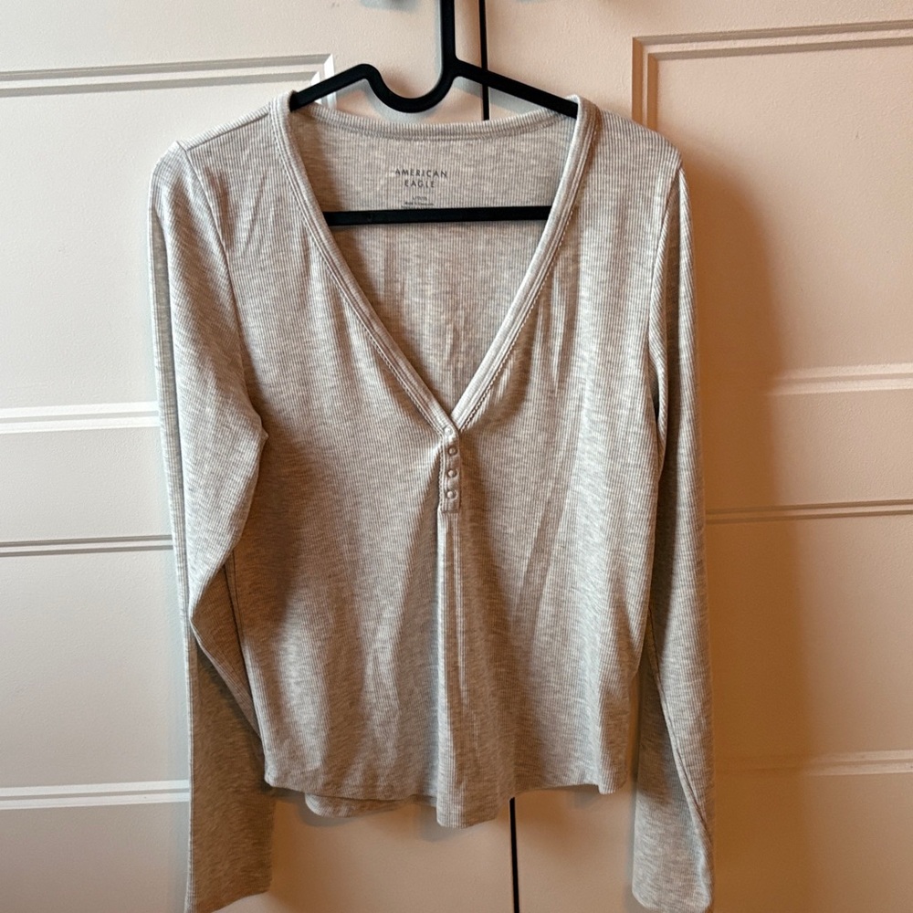 American Eagle Outfitters Light Gray Long Sleeve V-Neck Top
